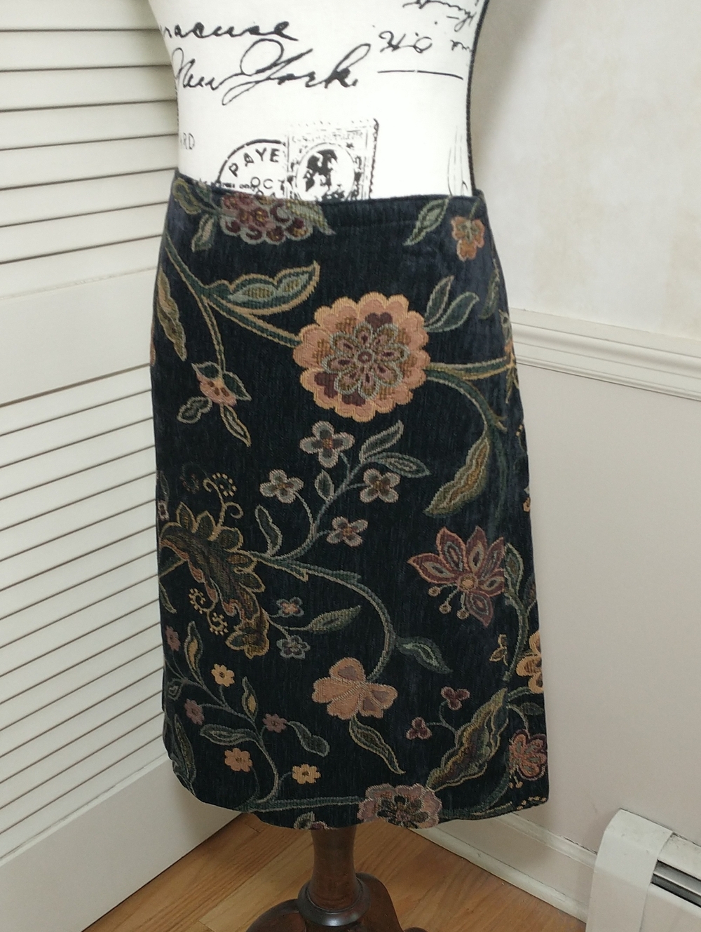 VTG Y2K CAbi Black Floral Chenille Brocade Skirt, Goth, Whimsy, Size 10, Fall